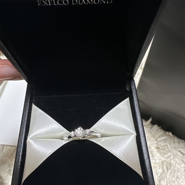 【エクセルコダイヤモンド(EXELCO DIAMOND)の口コミ】 華美すぎなく女性らしさがあってとても良いデザインでした。特別な日だけ…