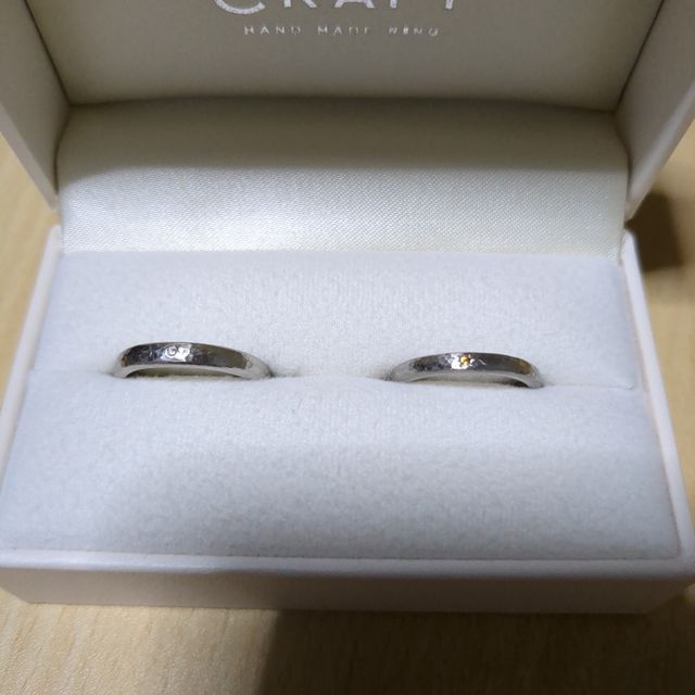 【CRAFY(クラフィ)の口コミ】 シンプルですが、手作り感を出すために表面に金槌で出した凹凸がきれいで…