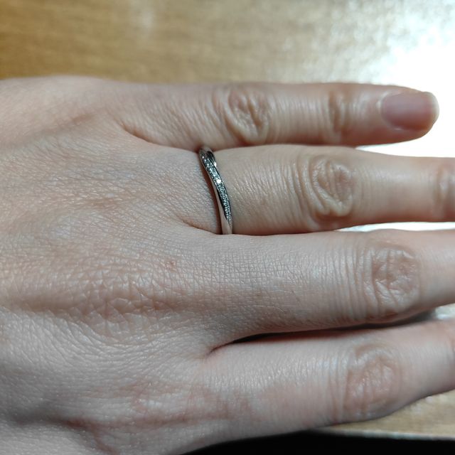 【銀座ダイヤモンドシライシの口コミ】 シンプルなデザインですが、斜めにカットされているところまで粒やキラキ…