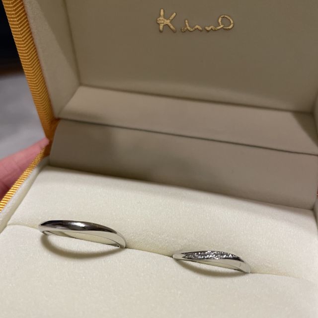 【ケイウノ ブライダル(K.UNO BRIDAL)の口コミ】 緩やかなウェーブがかかっていて指に馴染み着け心地が良いです。ダイヤを…