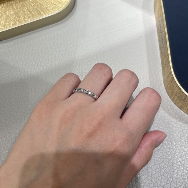 【ショーメ(CHAUMET)の口コミ】 ショーメならではのトルサードデザイン。細いタイプを選びましたが存在感…