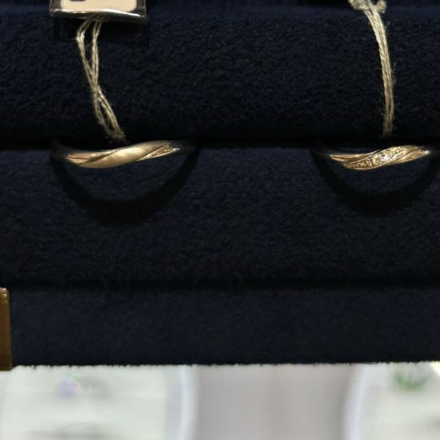 【TOWA(永遠)の口コミ】 滑らかなウェーブが可愛らしく、新郎側のリングは中心がマットな加工がさ…