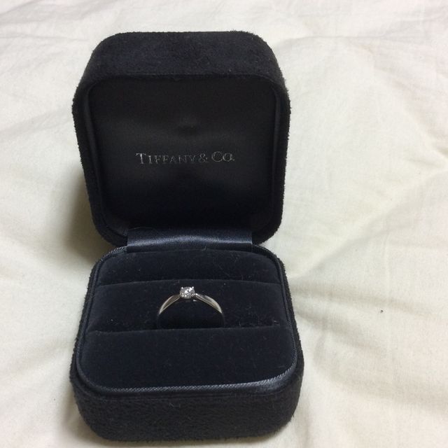 【ティファニー(Tiffany & Co.)の口コミ】 一番のオススメポイントは繊細なフォルムです。ダイヤに向かって、折れて…