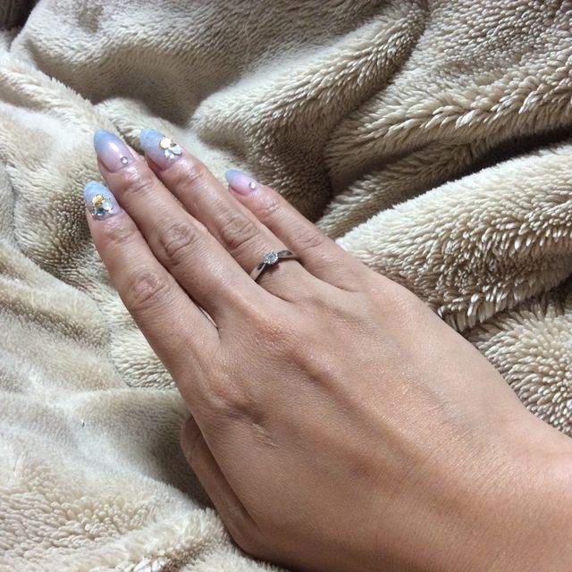 【ティファニー(Tiffany & Co.)の口コミ】 一番のオススメポイントは繊細なフォルムです。ダイヤに向かって、折れて…