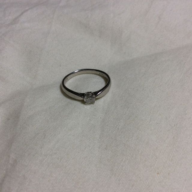 【ティファニー(Tiffany & Co.)の口コミ】 一番のオススメポイントは繊細なフォルムです。ダイヤに向かって、折れて…
