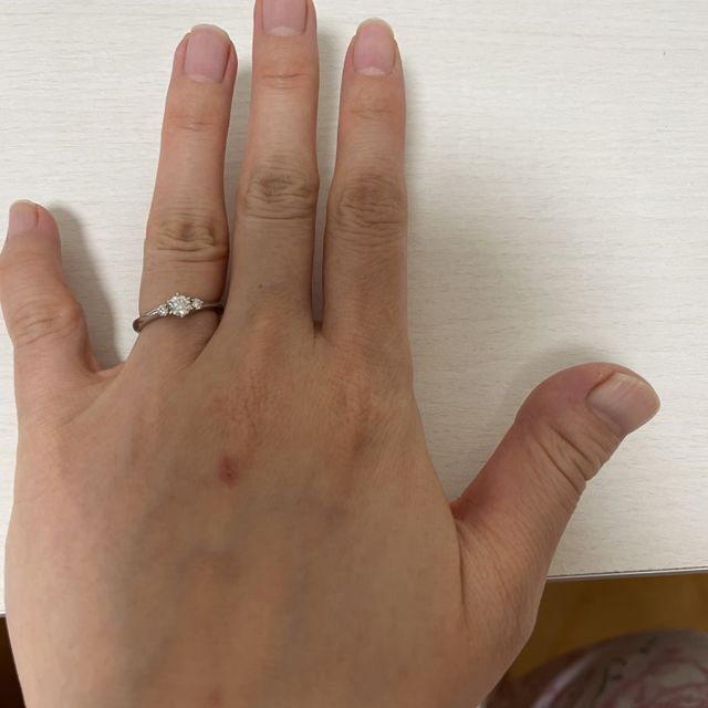 【銀座ダイヤモンドシライシの口コミ】 某外資系ブランドに憧れがあったため、申し訳ないのですが夫が選んだダイ…