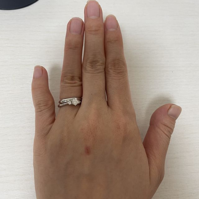 【銀座ダイヤモンドシライシの口コミ】 写真のように婚約指輪と一緒につけられるもの、夫と同じデザインであるこ…
