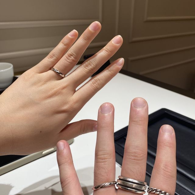 【ラザール ダイヤモンド(LAZARE DIAMOND)の口コミ】 結婚指輪を探している時にデザインに惹かれ、即決でした。細身過ぎず、太…