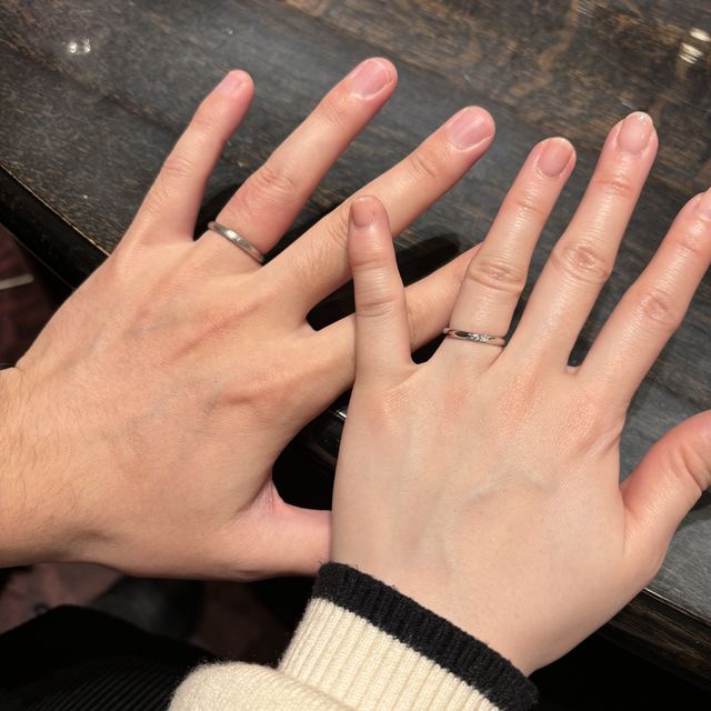 【ケイウノ ブライダル(K.UNO BRIDAL)の口コミ】 女性側はダイヤが3石入っててシンプルだけど可愛い。男性側はシンプルだけ…