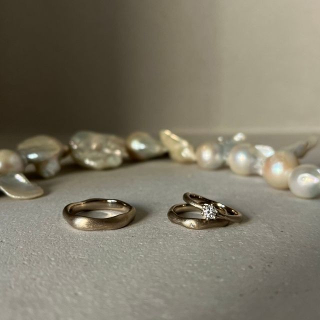 【atelier ST, CAT(アトリエ エスティーキャット)の口コミ】 少し湾曲したデザインが可愛く、女性用にはダイヤもひとつ入れていただき…