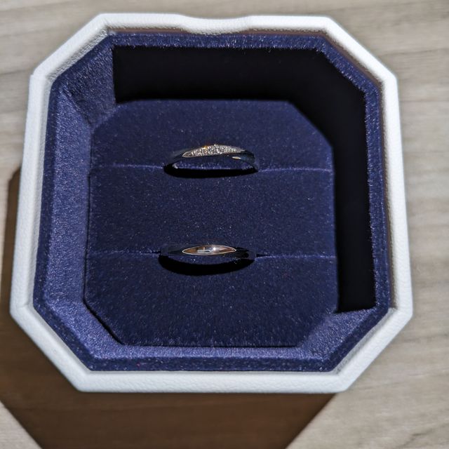 【4℃ BRIDAL(ヨンドシーブライダル)の口コミ】 少しウェーブしている形状で、装飾が突出していないため普段使いにはおす…