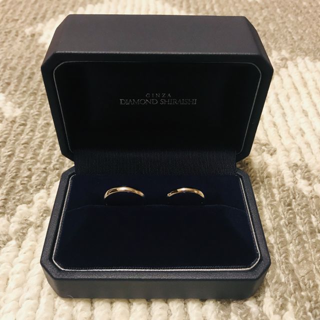 【銀座ダイヤモンドシライシの口コミ】 表面にダイヤモンドはついておらず、とてもシンプルなので、ダイヤモンド…