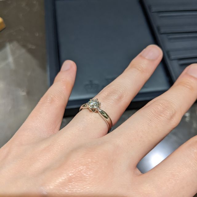 【ROYAL ASSCHER(ロイヤル・アッシャー)の口コミ】 シンプルだけれど細部にこだわりを感じるデザインを探していました。その…