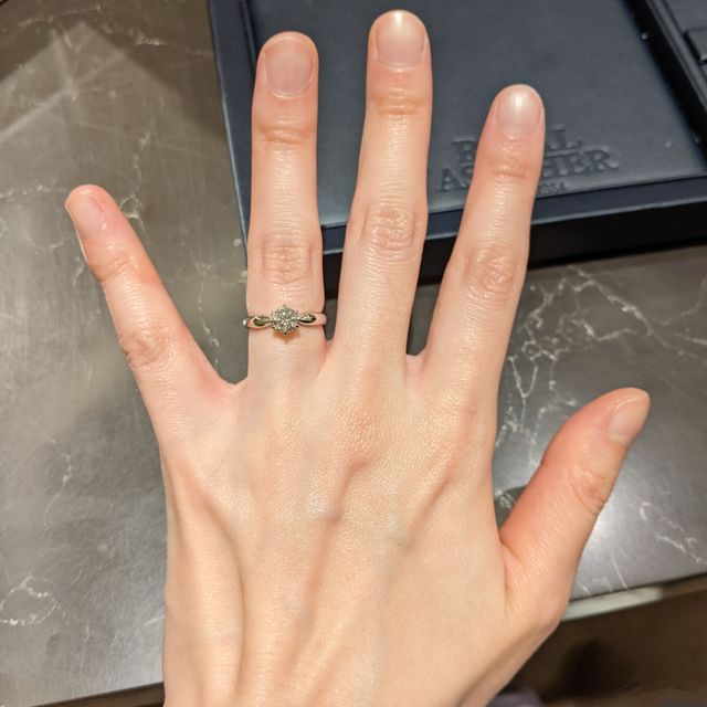 【ROYAL ASSCHER(ロイヤル・アッシャー)の口コミ】 シンプルだけれど細部にこだわりを感じるデザインを探していました。その…