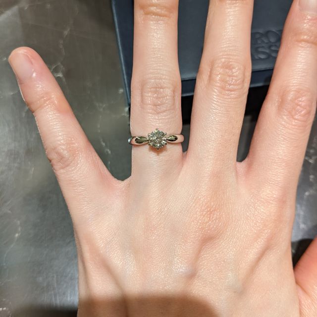 【ROYAL ASSCHER(ロイヤル・アッシャー)の口コミ】 シンプルだけれど細部にこだわりを感じるデザインを探していました。その…