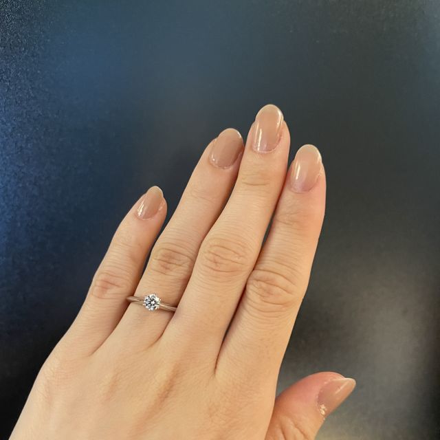 【ティファニー(Tiffany & Co.)の口コミ】 王道のシンプルなダイヤがついた指輪を探していました。リング自体は太め…