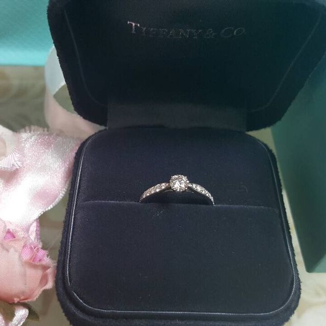 【ティファニー(Tiffany & Co.)の口コミ】 事前に下見し、こちらのデザインの上品さに主人が惹かれる購入に至りまし…