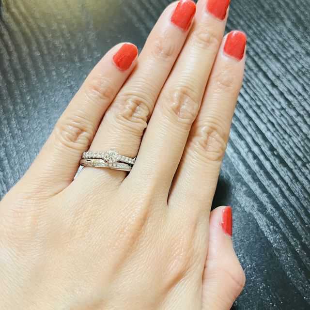 【エクセルコダイヤモンド(EXELCO DIAMOND)の口コミ】 婚約指輪はゴージャスなデザインでとてもお気に入りです。エタニティが欲…