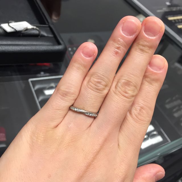 【銀座ダイヤモンドシライシの口コミ】 ストレートのエタニティータイプの指輪を探していました。
でも一味お洒落…