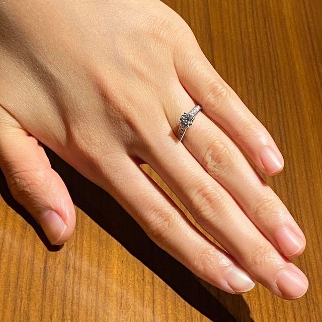 【ヴァン クリーフ＆アーペル(Van Cleef & Arpels)の口コミ】 中央の大きいダイヤだけでなくリング部分の細かいダイヤがとても綺麗です…