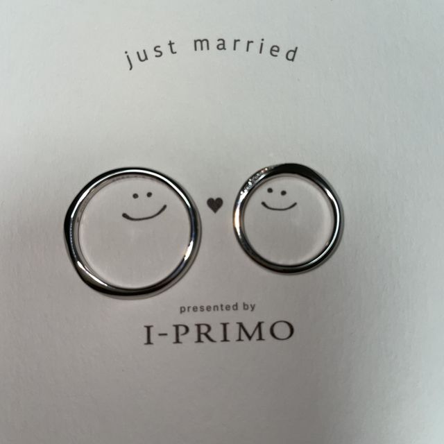【アイプリモ(I-PRIMO)の口コミ】 シンプルなデザイン、でもよく見るとウェーブがあってダイヤの輝きも角度…