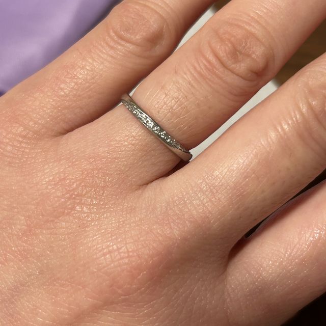 【canal4℃(カナルヨンドシー)の口コミ】 ゆるやかなラインのなかに石が散りばめられており、やわらかな印象のある…