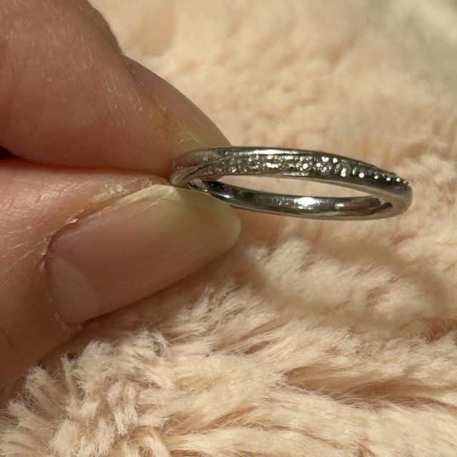 【canal4℃(カナルヨンドシー)の口コミ】 ゆるやかなラインのなかに石が散りばめられており、やわらかな印象のある…