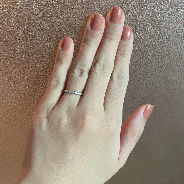 【アイプリモ(I-PRIMO)の口コミ】 シンプルなストレートデザインながらも5粒のメレダイヤモンドがキラキラで…