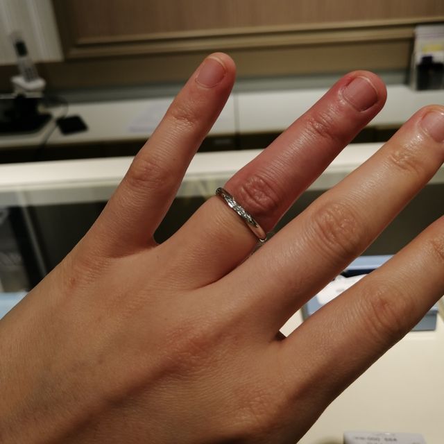 【Something Blue(サムシングブルー)の口コミ】 様々な指輪がある中で、店員さんが自分の雰囲気で出してきてくれたのがこ…