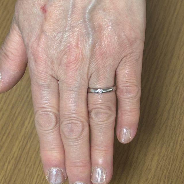 【ラザール ダイヤモンド(LAZARE DIAMOND)の口コミ】 細いごくシンプルなデザインの中に、光の当たる角度によりキラッと光るダ…