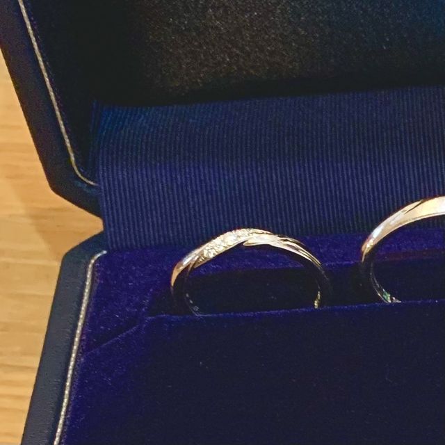 【銀座ダイヤモンドシライシの口コミ】 色んな形の指輪を試着しましたが、昔ながらのシンプルな真っ直ぐのデザイ…
