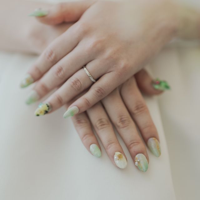 【銀座ダイヤモンドシライシの口コミ】 色んな形の指輪を試着しましたが、昔ながらのシンプルな真っ直ぐのデザイ…