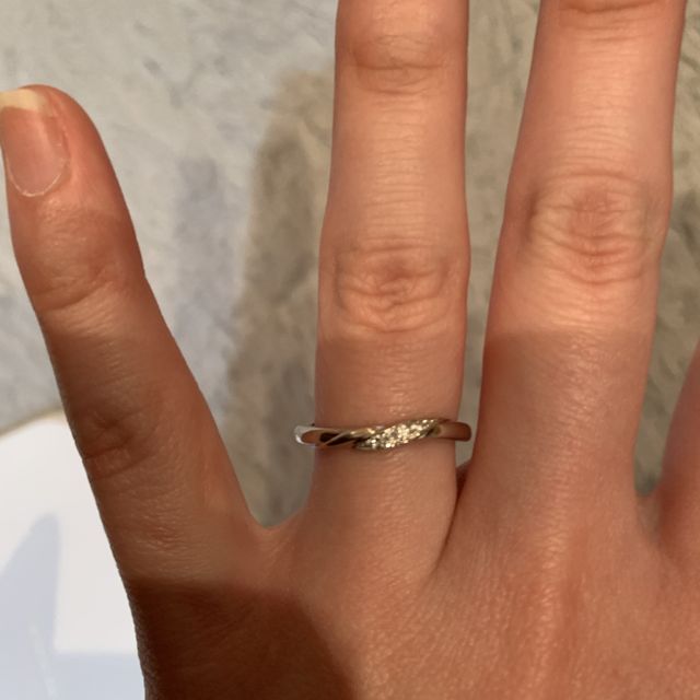 【銀座ダイヤモンドシライシの口コミ】 色んな形の指輪を試着しましたが、昔ながらのシンプルな真っ直ぐのデザイ…