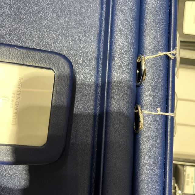 【銀座ダイヤモンドシライシの口コミ】 中央に複数のダイヤモンドが埋め込まれているデザインの指輪を最終的に選…