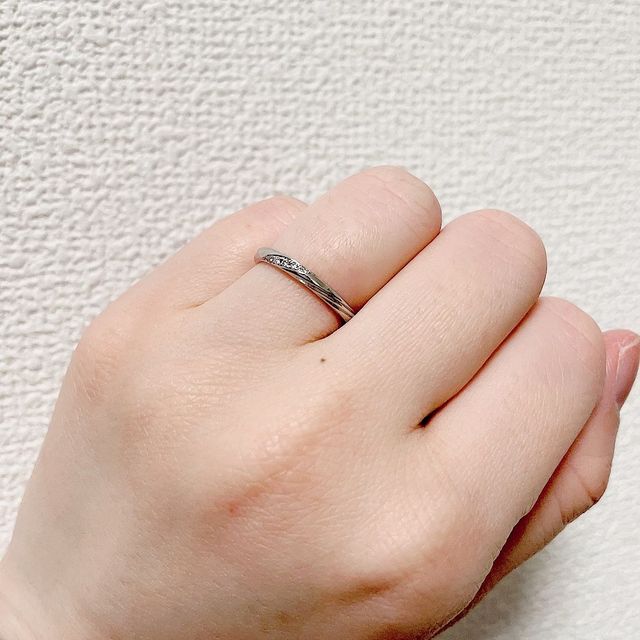 【ラザール ダイヤモンド(LAZARE DIAMOND)の口コミ】 シンプルなデザインながらもとても質のいいダイヤで煌めきにとても満足で…