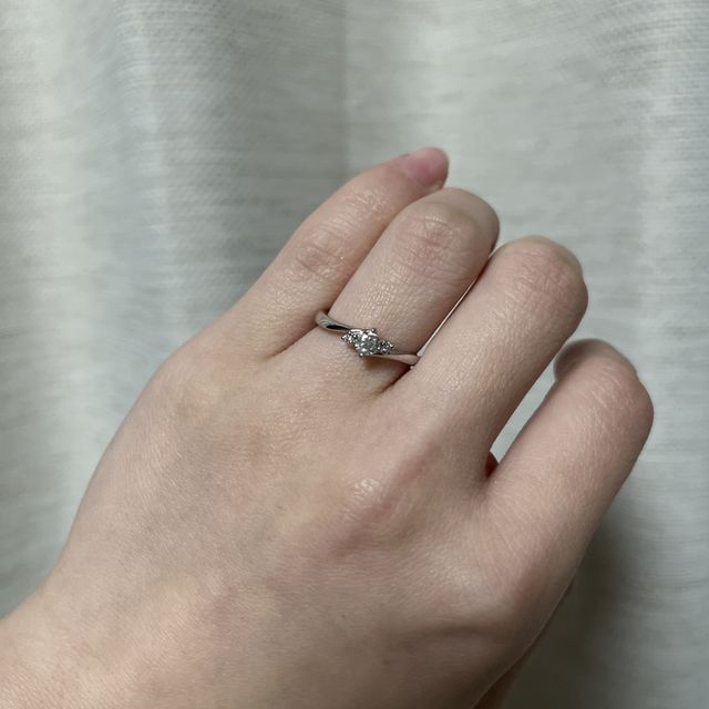 【アイプリモ(I-PRIMO)の口コミ】 ダイヤモンドが中央だけでなく、左右にも施されている所がお気に入りのポ…