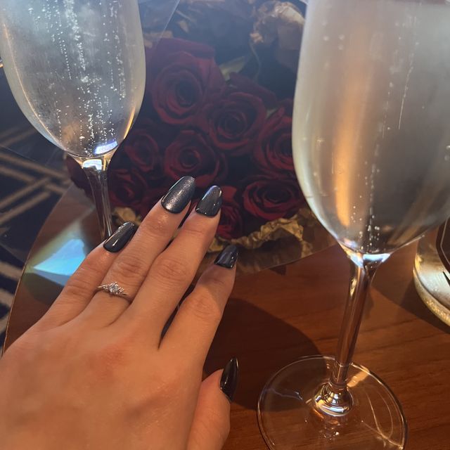 【アイプリモ(I-PRIMO)の口コミ】 ダイヤモンドが中央だけでなく、左右にも施されている所がお気に入りのポ…