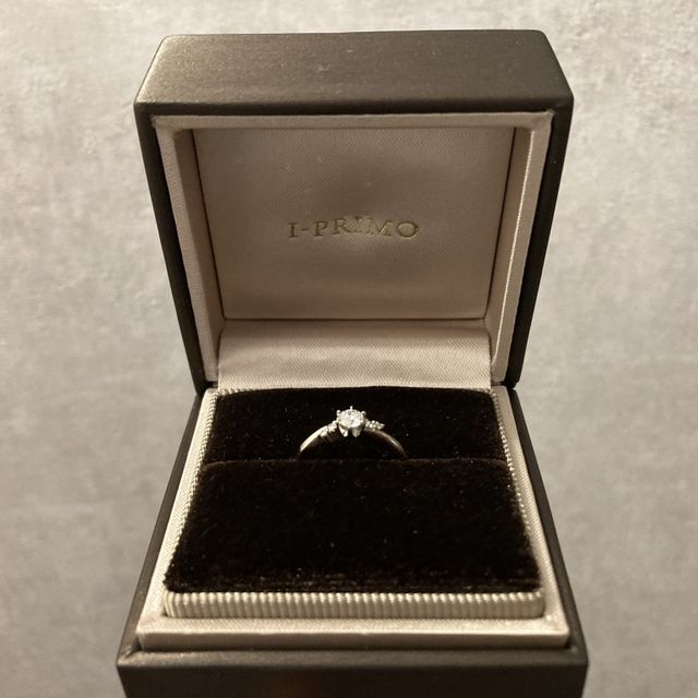 【アイプリモ(I-PRIMO)の口コミ】 ウェーブのデザインで指が長く見えるところや、両サイドにメレダイヤが付…