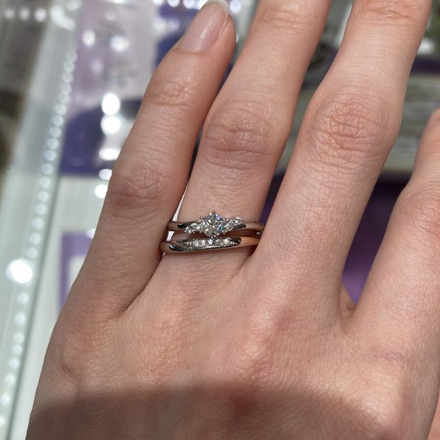 【アイプリモ(I-PRIMO)の口コミ】 洗練されたデザインで、指輪の厚みが薄く、触れる部分が曲線になっている…