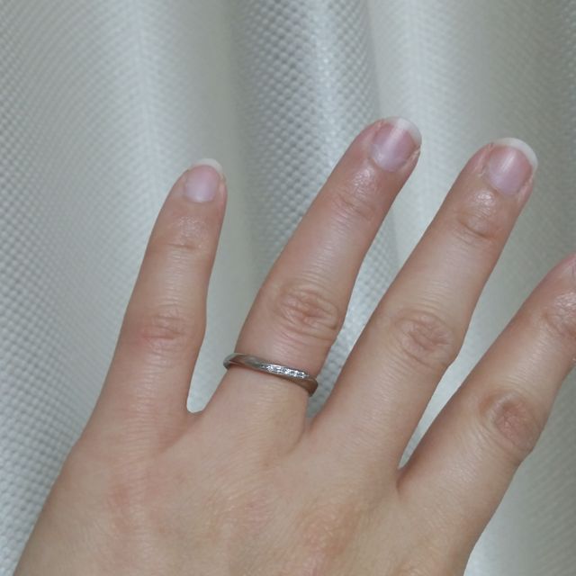 【4℃ BRIDAL(ヨンドシーブライダル)の口コミ】 私の希望は細めで手がきれいに見えるように、彼の希望はキラキラしてない…