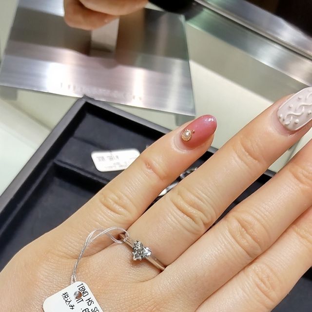 【ティファニー(Tiffany & Co.)の口コミ】 人と被らないデザインを探していたところ、モデルさんが婚約指輪として贈…