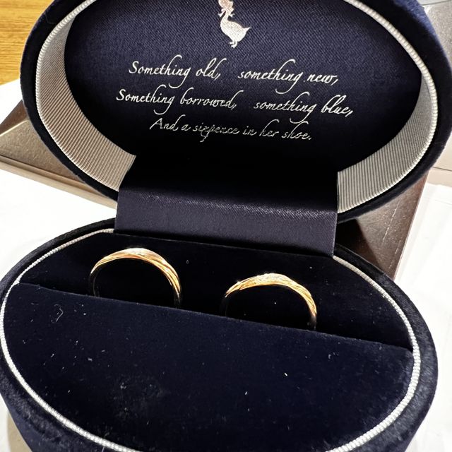 【Something Blue(サムシングブルー)の口コミ】 私たちが作ったのは、ゴールドピンクのウェイブの形の結婚指輪です。着け…