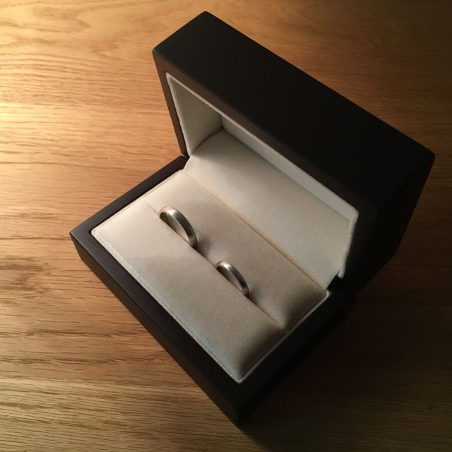 【JEWELRY  KAMATA(ジュエリーかまた)の口コミ】 外見はシンプルだけど、表面の加工やカーブにこだわりました。内側には2人…