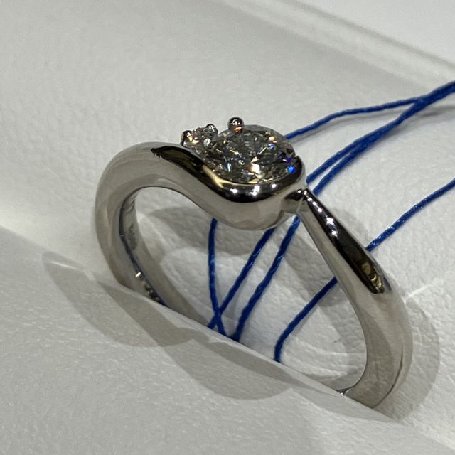 【YUKIZAKI BRIDAL(ユキザキブライダル)の口コミ】 人と被らないデザインに惹かれ、決定したそうです。
ストレートデザインが…