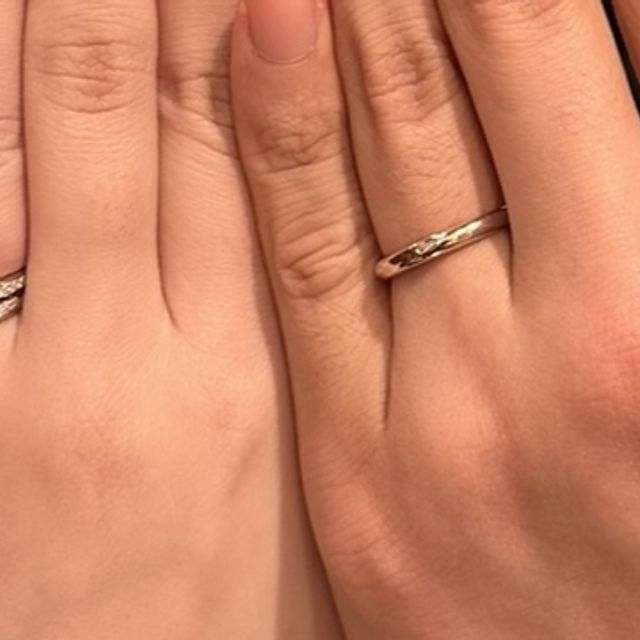 【ケイウノ ブライダル(K.UNO BRIDAL)の口コミ】 ミル打ちがオシャレさをさらに際立たせます。ストレートの指輪ですが、波…
