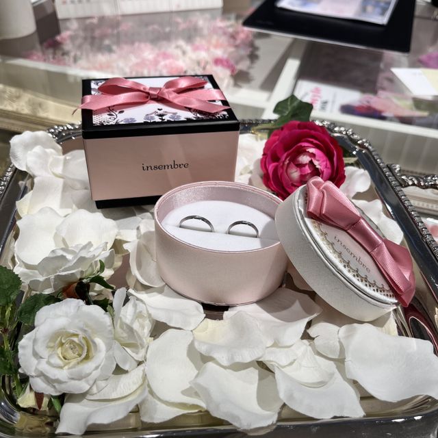 【insembre(インセンブレ)の口コミ】 斜めに入っている彫刻デザインが好みです。
かなりシンプルな作りで、マッ…