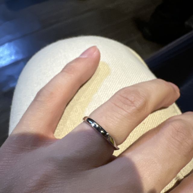 【ケイウノ ブライダル(K.UNO BRIDAL)の口コミ】 内側にデザイナーさんが考えてくれた刻印がはいっている。
シンプルなデザ…