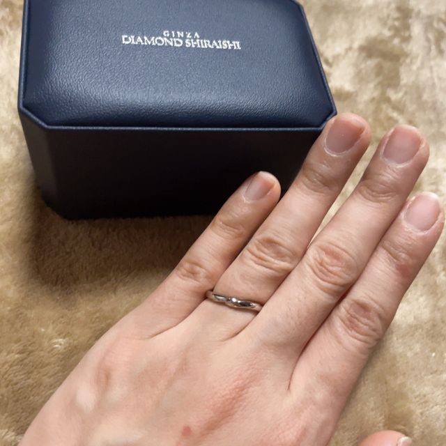 【銀座ダイヤモンドシライシの口コミ】 指の左右で高さが違ったのでウェーブのものを
購入しましたが、指にあって…
