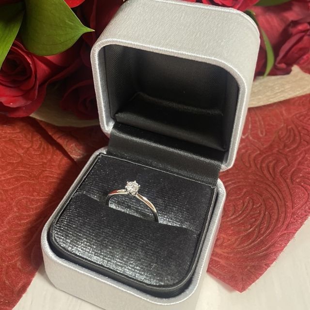 【GALA JEWELRY(ガラジュエリー)の口コミ】 ダイヤの輝きが良く、鑑定書まで付いているのが良かったです。
デザインは…