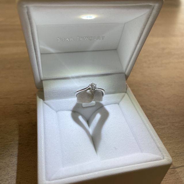 【STAR JEWELRY(スタージュエリー)の口コミ】 シンプルなデザインのリングです。小さめのダイヤが付いており、普段使い…